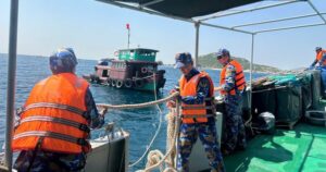 Tàu hải quân cứu hộ tàu cá bị hỏng máy trôi dạt trên biển