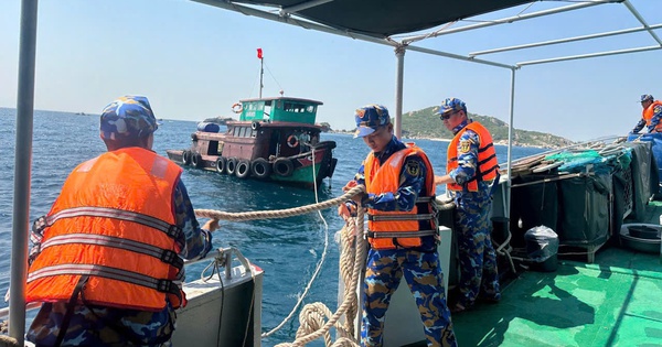 Tàu hải quân cứu hộ tàu cá bị hỏng máy trôi dạt trên biển