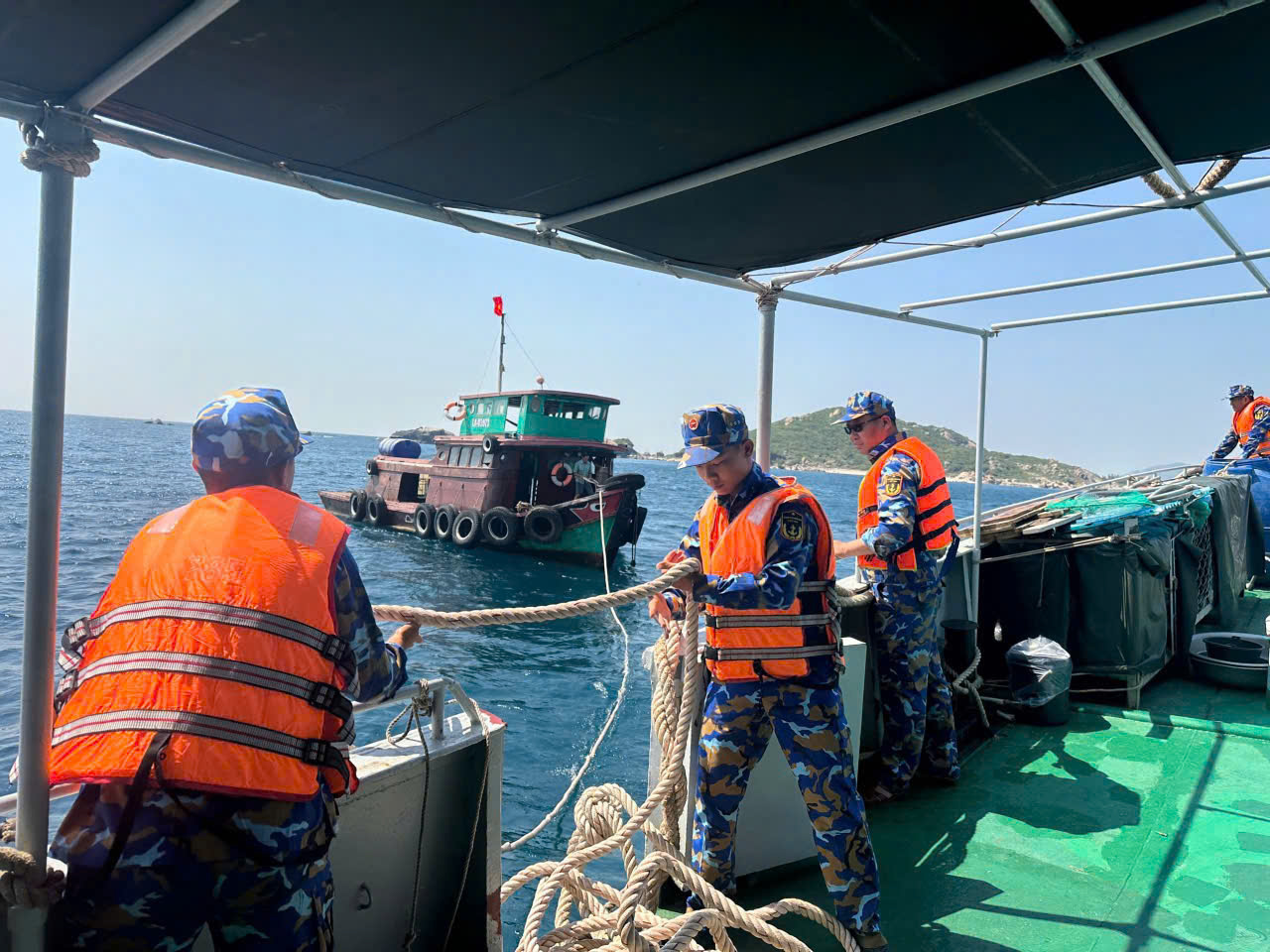 Tàu hải quân cứu hộ tàu cá bị hỏng máy trôi dạt trên biển- Ảnh 2.