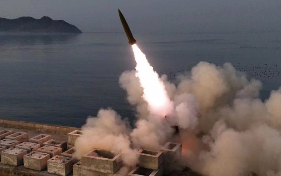 Triều Tiên thử nghiệm 5 tên lửa đạn đạo Hwasong-11 mang đầu đạn chùm