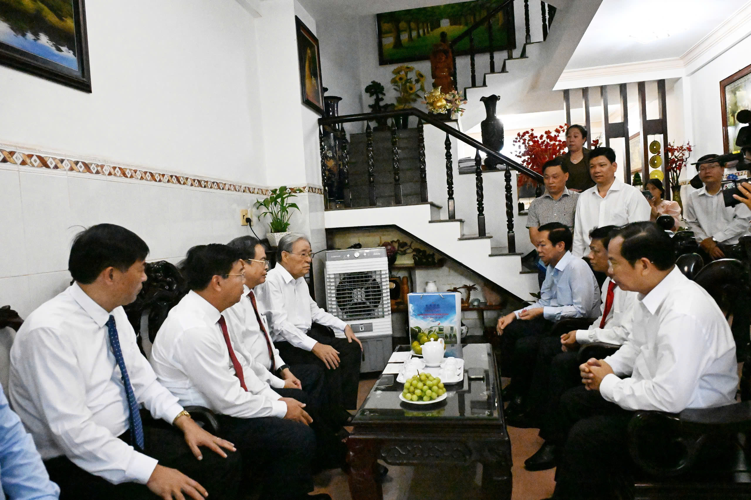 Chủ tịch Quốc hội dâng hương, tặng quà người có công tại An Giang- Ảnh 4.