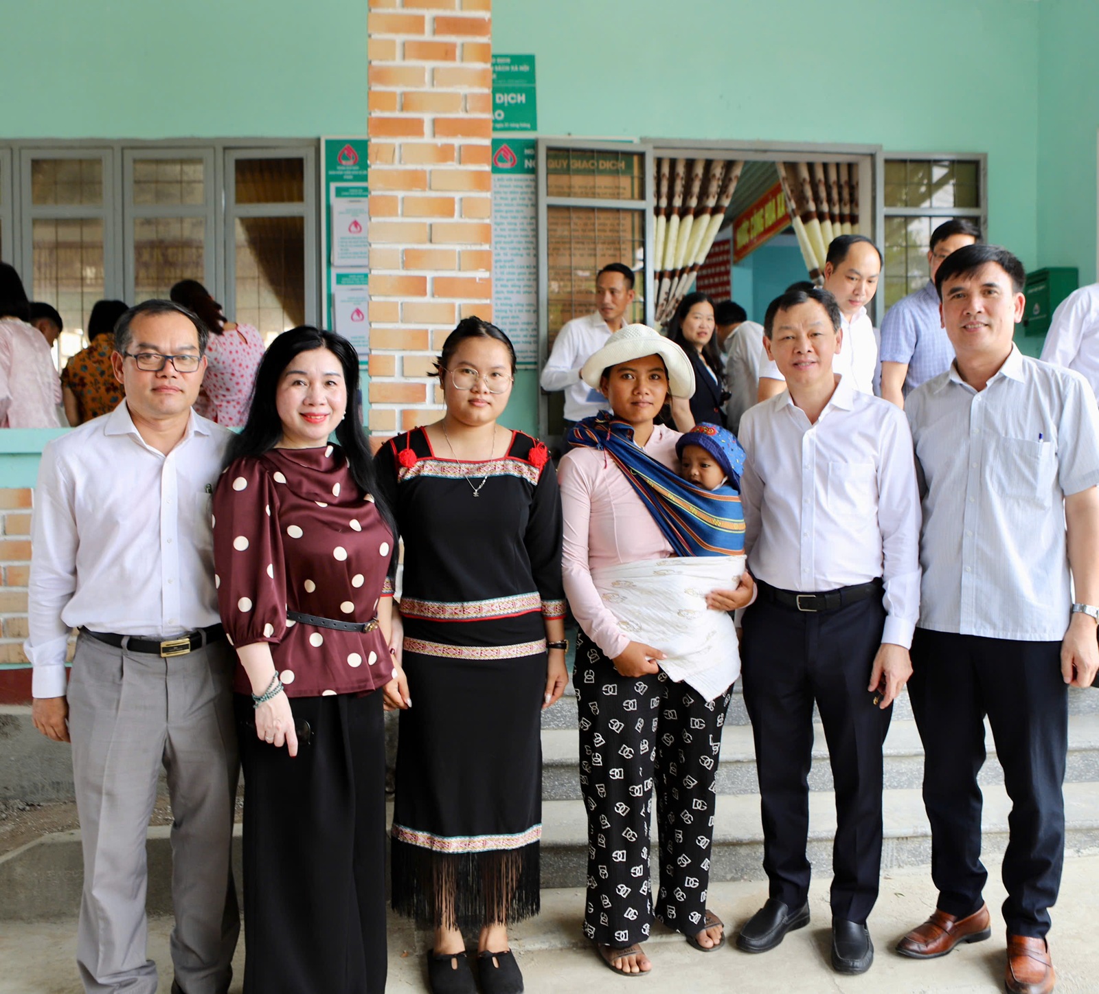 Đoàn công tác Bộ Y tế thăm, tặng quà cơ sở y tế và trẻ em có hoàn cảnh khó khăn ở Đắk Lắk- Ảnh 14.