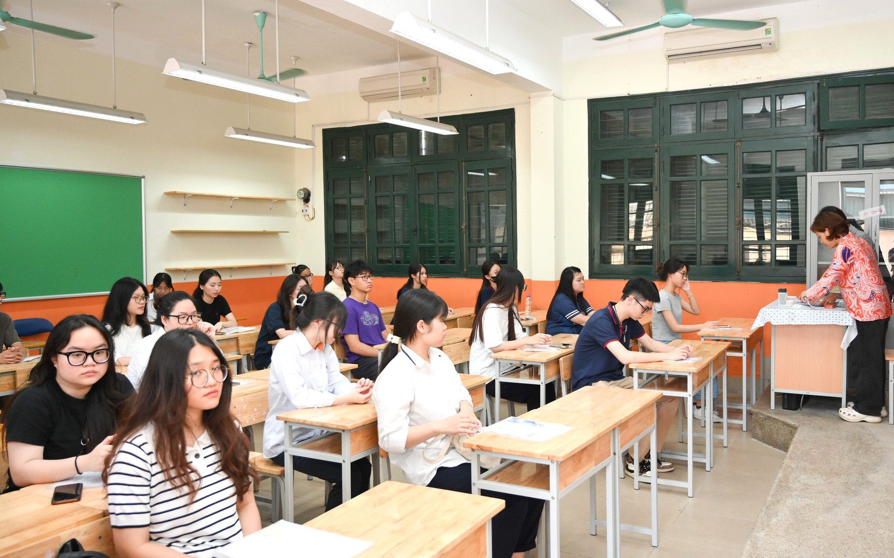 Học sinh lớp 12 tận dụng kỳ nghỉ lễ để 'tăng tốc'- Ảnh 2.