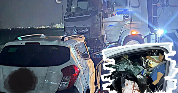 Ô tô con va chạm xe ben, một phụ nữ mắc kẹt trong cabin được giải cứu