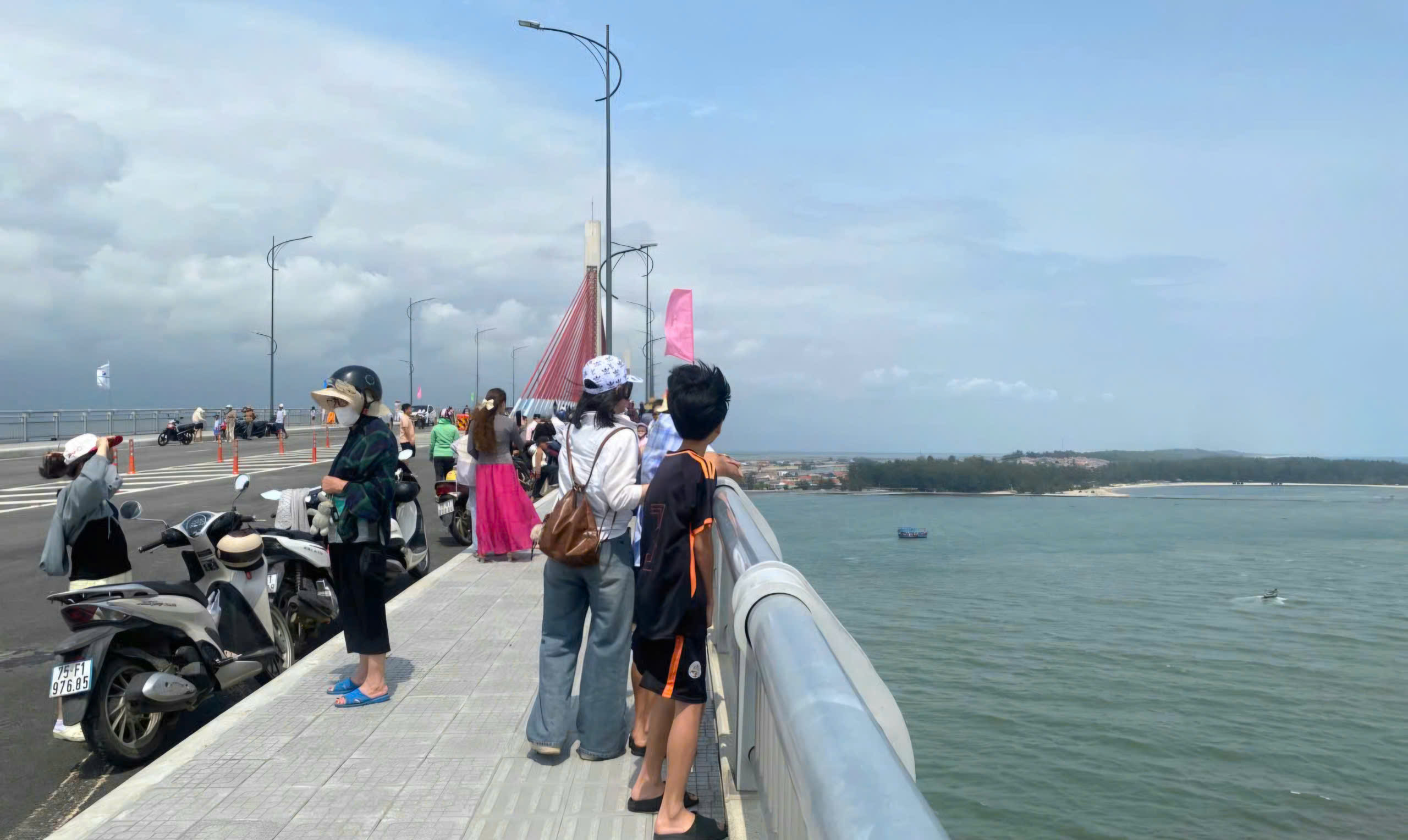 Thông xe cầu vượt cửa biển ở Huế, người dân đổ về chụp ảnh, ngắm cảnh- Ảnh 5.