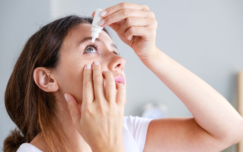 Có nên dùng nước nhỏ mắt chứa vitamin thường xuyên?- Ảnh 2.