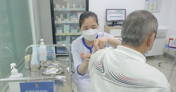 Vì sao nên tiêm nhắc lại vaccine phòng cúm, phế cầu khi giao mùa?