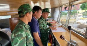 Tạm giữ tàu cá chở khoảng 10.000 lít dầu trên biển không rõ nguồn gốc