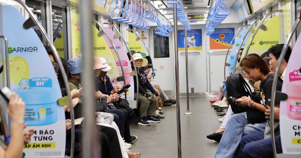 Giá xăng tăng, người dân TPHCM chuyển sang tàu điện, xe buýt