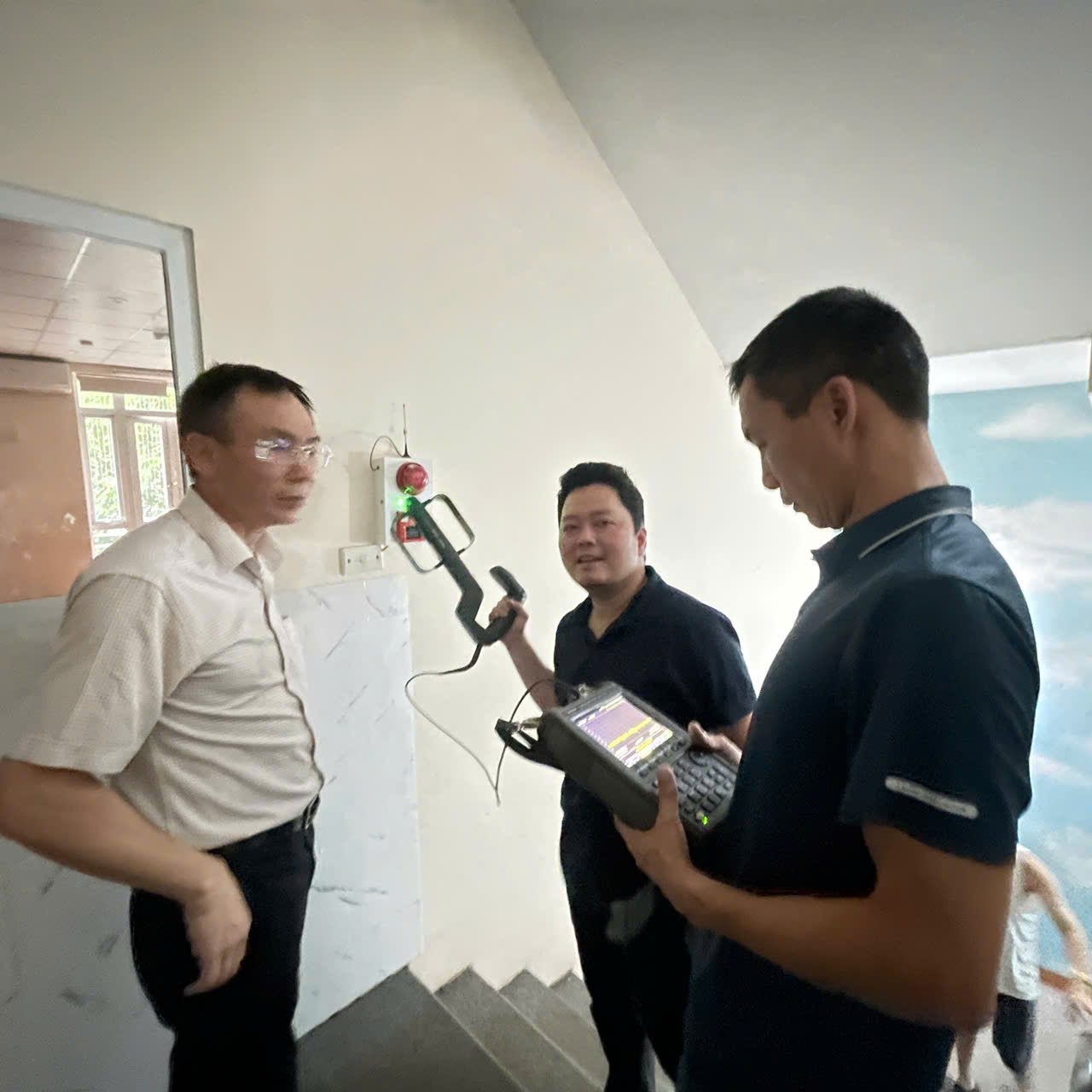 Tìm ra 'thủ phạm' khiến hàng loạt khóa ô tô và xe máy thông minh trên phố Yên Hòa bị vô hiệu- Ảnh 1.