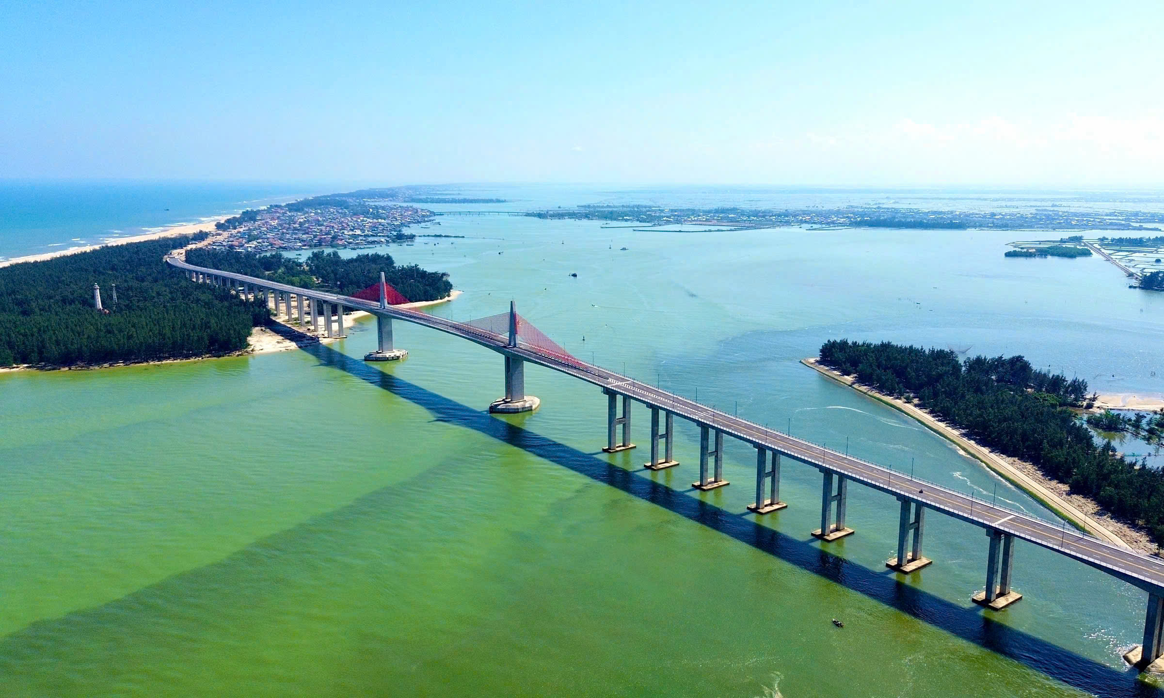 Thông xe cầu vượt cửa biển ở Huế, người dân đổ về chụp ảnh, ngắm cảnh- Ảnh 6.
