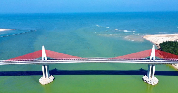 Thông xe cầu vượt cửa biển ở Huế, người dân đổ về chụp ảnh, ngắm cảnh