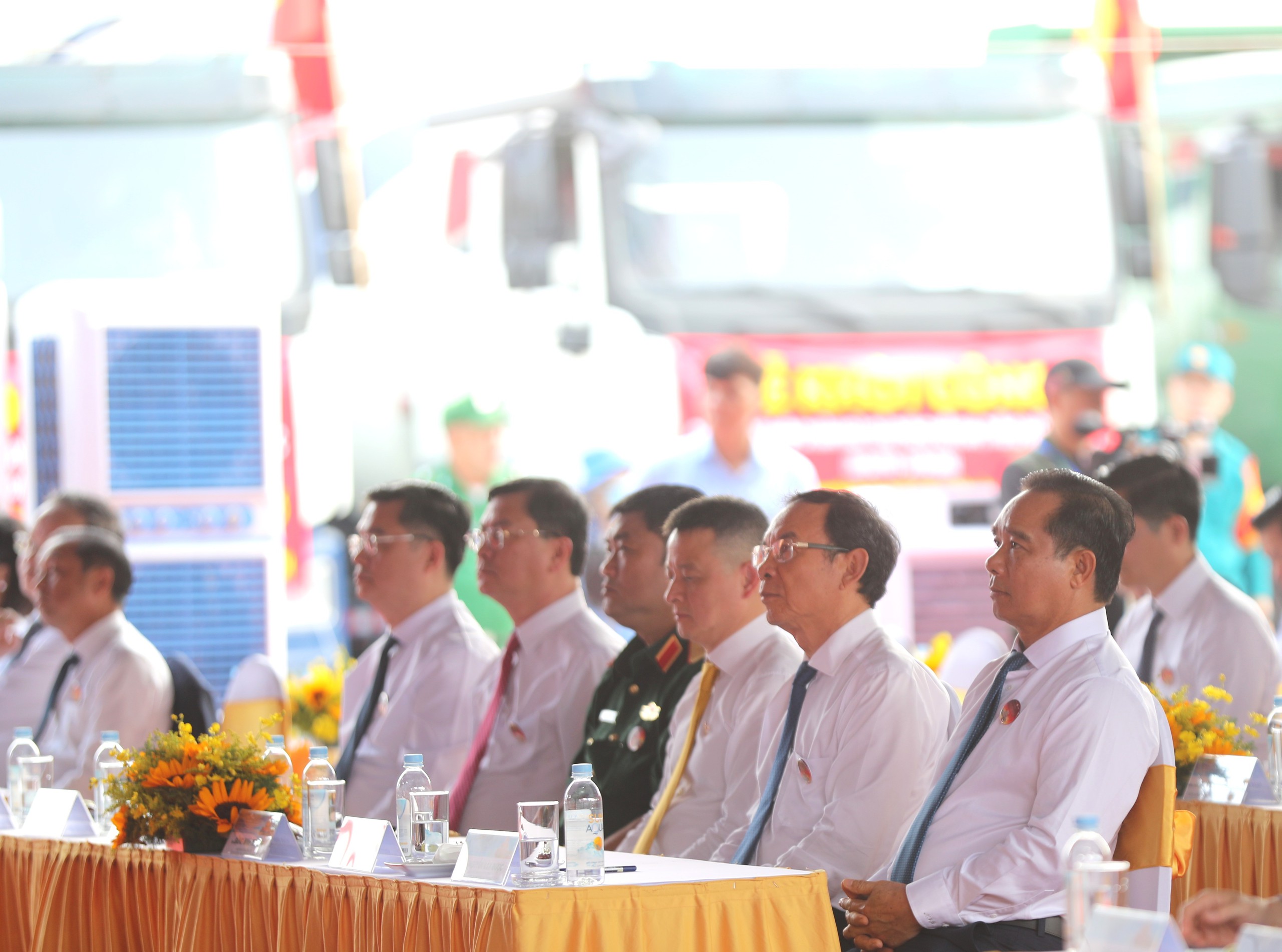 TPHCM khởi công loạt ‘siêu dự án’, lãnh đạo cam kết tháo gỡ đến cùng vướng mắc cho doanh nghiệp- Ảnh 1.