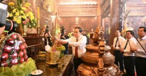 Chủ tịch Quốc hội dâng hương, tặng quà người có công tại An Giang