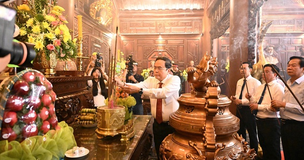 Chủ tịch Quốc hội dâng hương, tặng quà người có công tại An Giang