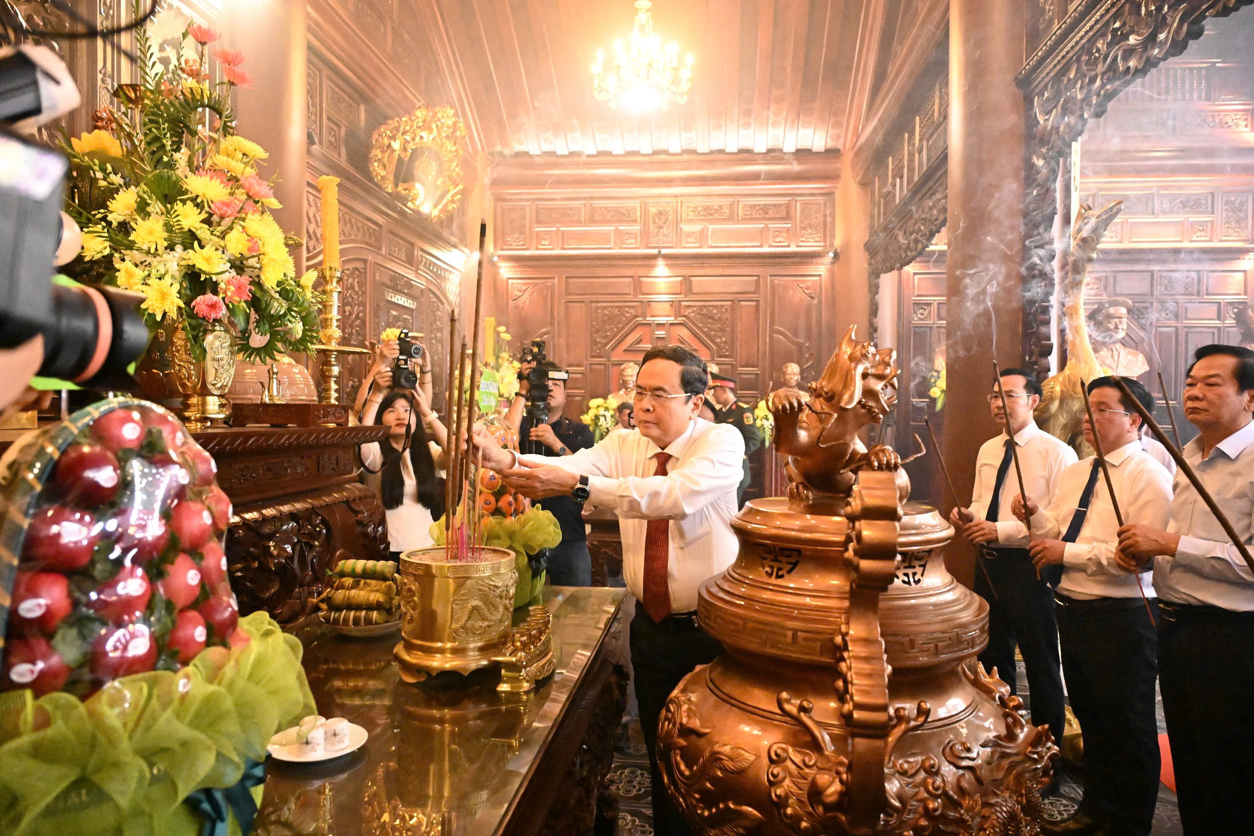 Chủ tịch Quốc hội dâng hương, tặng quà người có công tại An Giang- Ảnh 2.