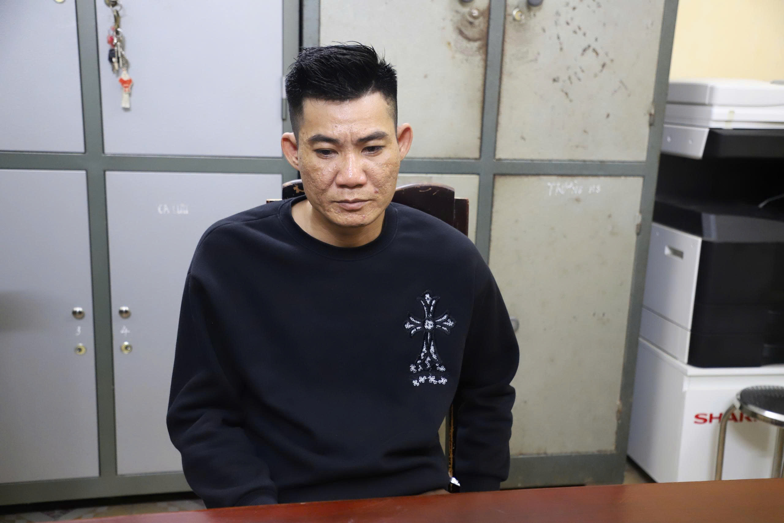 Bắt nhanh đối tượng truy nã nguy hiểm từ Cà Mau lẩn trốn tại Lào Cai- Ảnh 1.