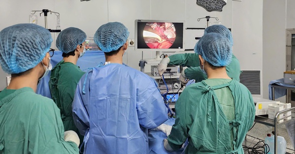 Nội soi cắt ung thư gan nặng 400g ở bệnh nhân viêm gan B