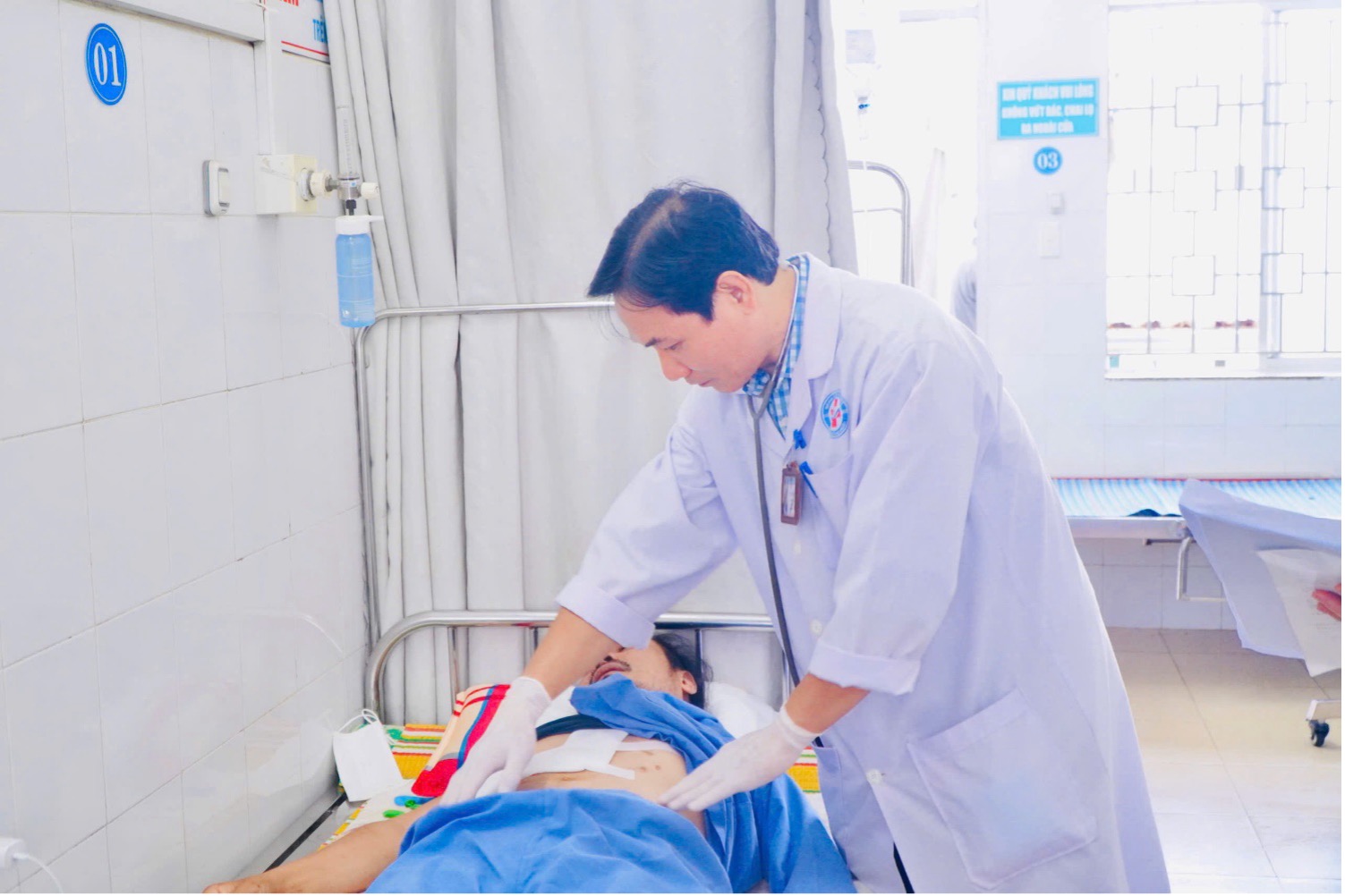 Bác sĩ 3 chuyên khoa phối hợp cứu sống bệnh nhân đa chấn thương ngực bụng, vỡ gan- Ảnh 1.