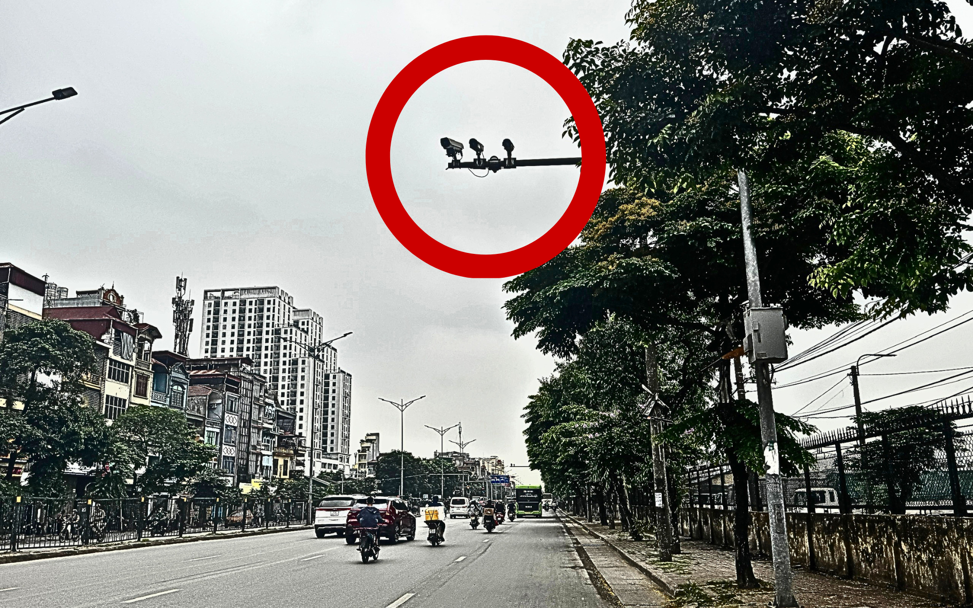 Hà Nội: Ngay dưới hệ thống camera, xe khách vẫn ngang nhiên vi phạm- Ảnh 4.