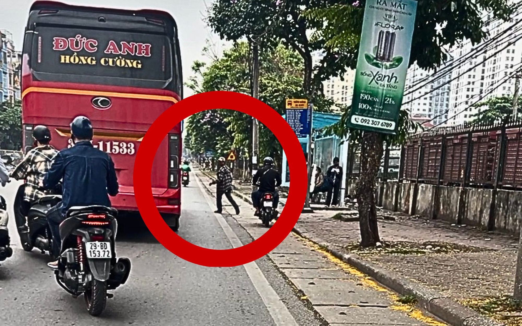 Hà Nội: Ngay dưới hệ thống camera, xe khách vẫn ngang nhiên vi phạm- Ảnh 2.