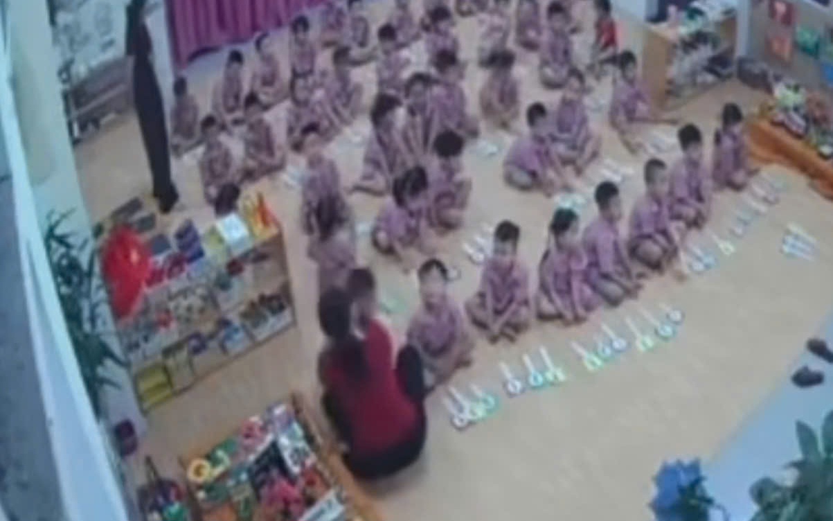 Bé gái lớp 2 bị bạn đánh bầm tím người- Ảnh 2.