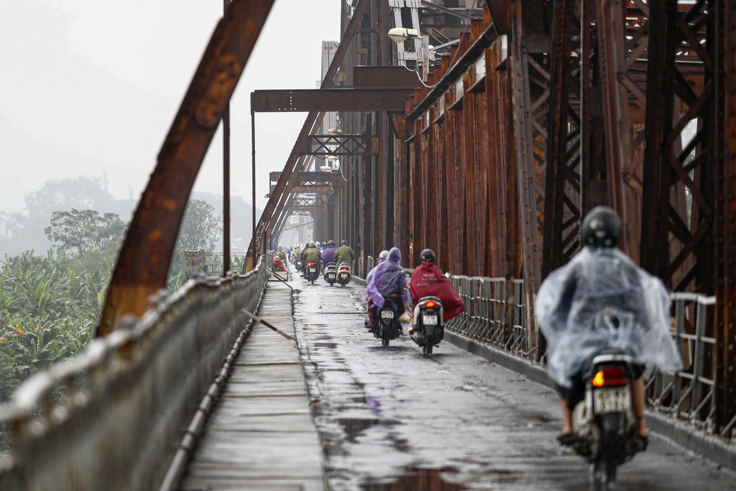 Không khí lạnh tiến sát biên giới nước ta, cảnh báo dông lốc rất mạnh từ đêm nay- Ảnh 2.