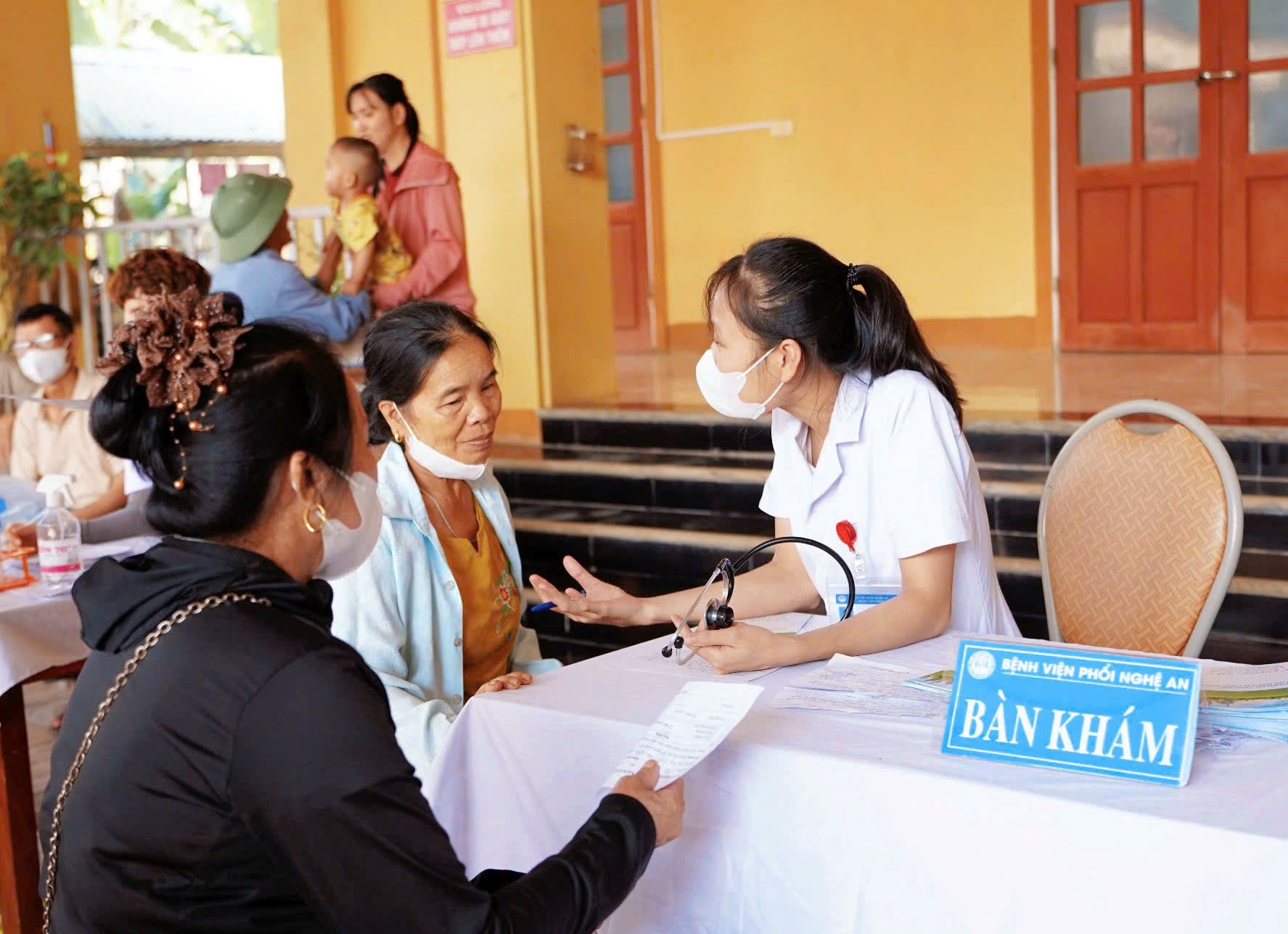 Khám, tư vấn cho người dân.