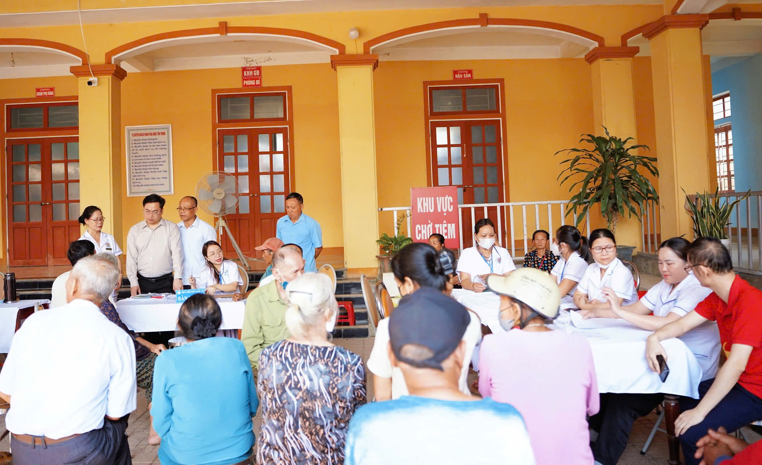 Bệnh viện Phổi Nghệ An phối hợp với Trung tâm Y tế Nghĩa Đàn tổ chức khám sàng lọc cho hơn 5.300 người dân.