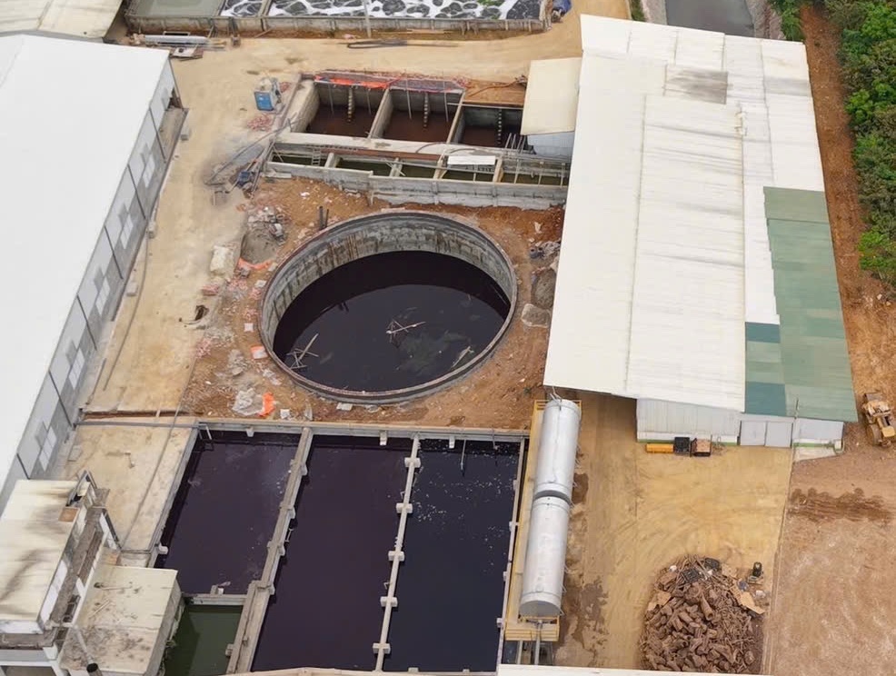 Tạm dừng hoạt động giặt là của nhà máy may khiến nước sinh hoạt đổi màu tím- Ảnh 1.