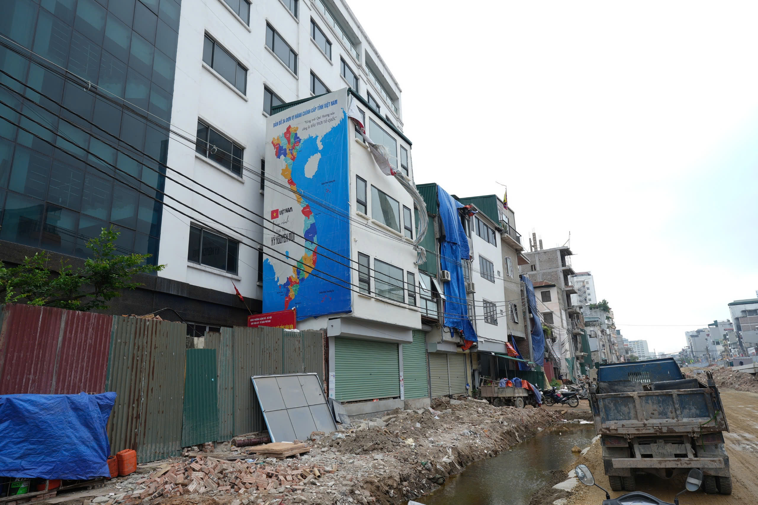 Cận cảnh khu vực cầu vượt Vành đai 1 xung đột với metro số 5 Văn Cao - Hòa Lạc - Ảnh 11.