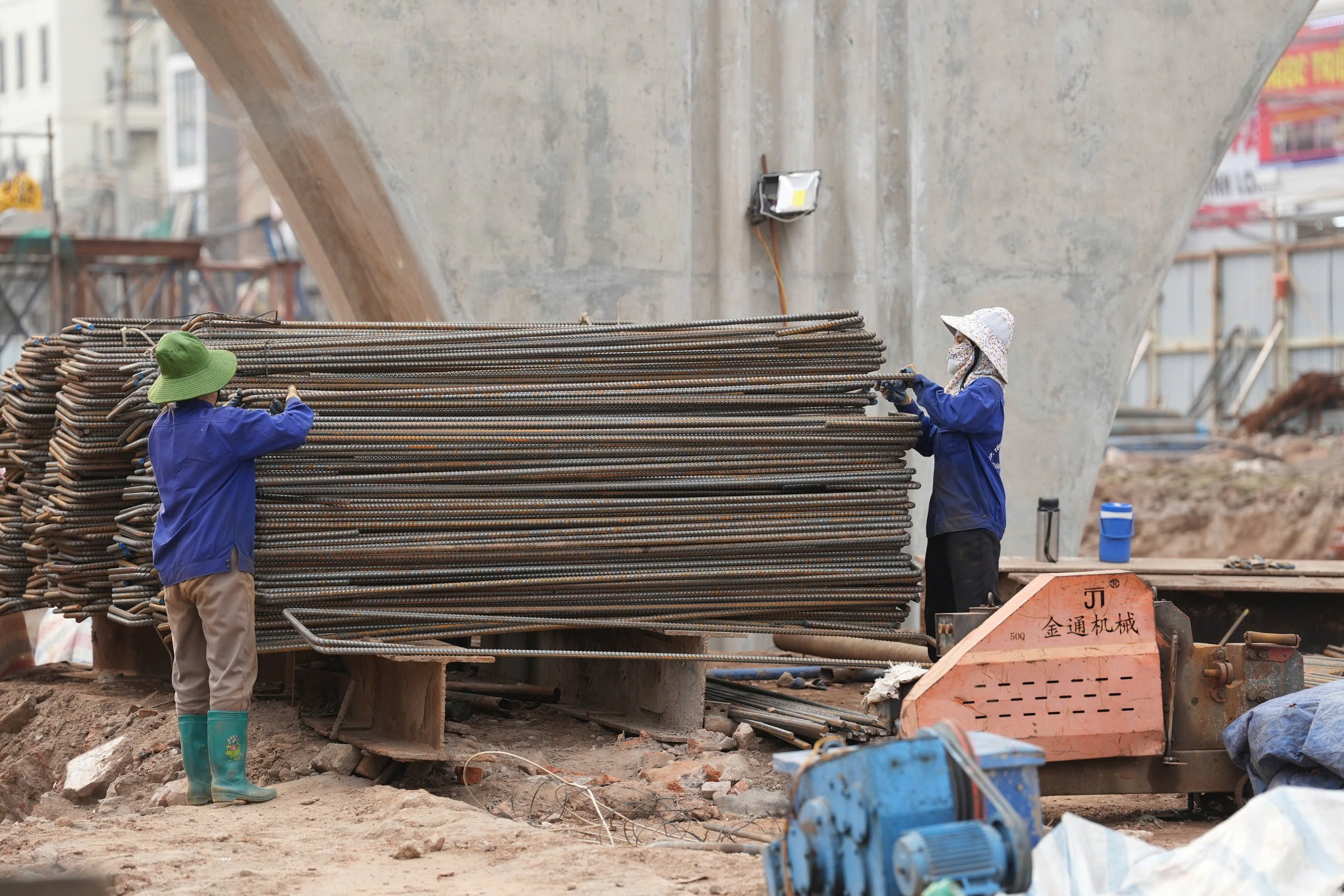 Cận cảnh khu vực cầu vượt Vành đai 1 xung đột với metro số 5 Văn Cao - Hòa Lạc - Ảnh 8.