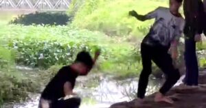 Xôn xao nhóm học sinh dùng gạch, đá, mũ bảo hiểm đánh nam sinh trường nghề