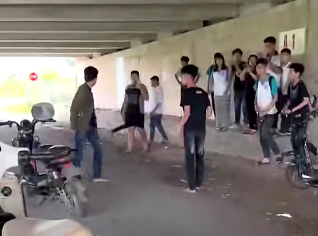 Xôn xao nhóm học sinh dùng gạch, đá, mũ bảo hiểm đánh nam sinh trường nghề- Ảnh 1.