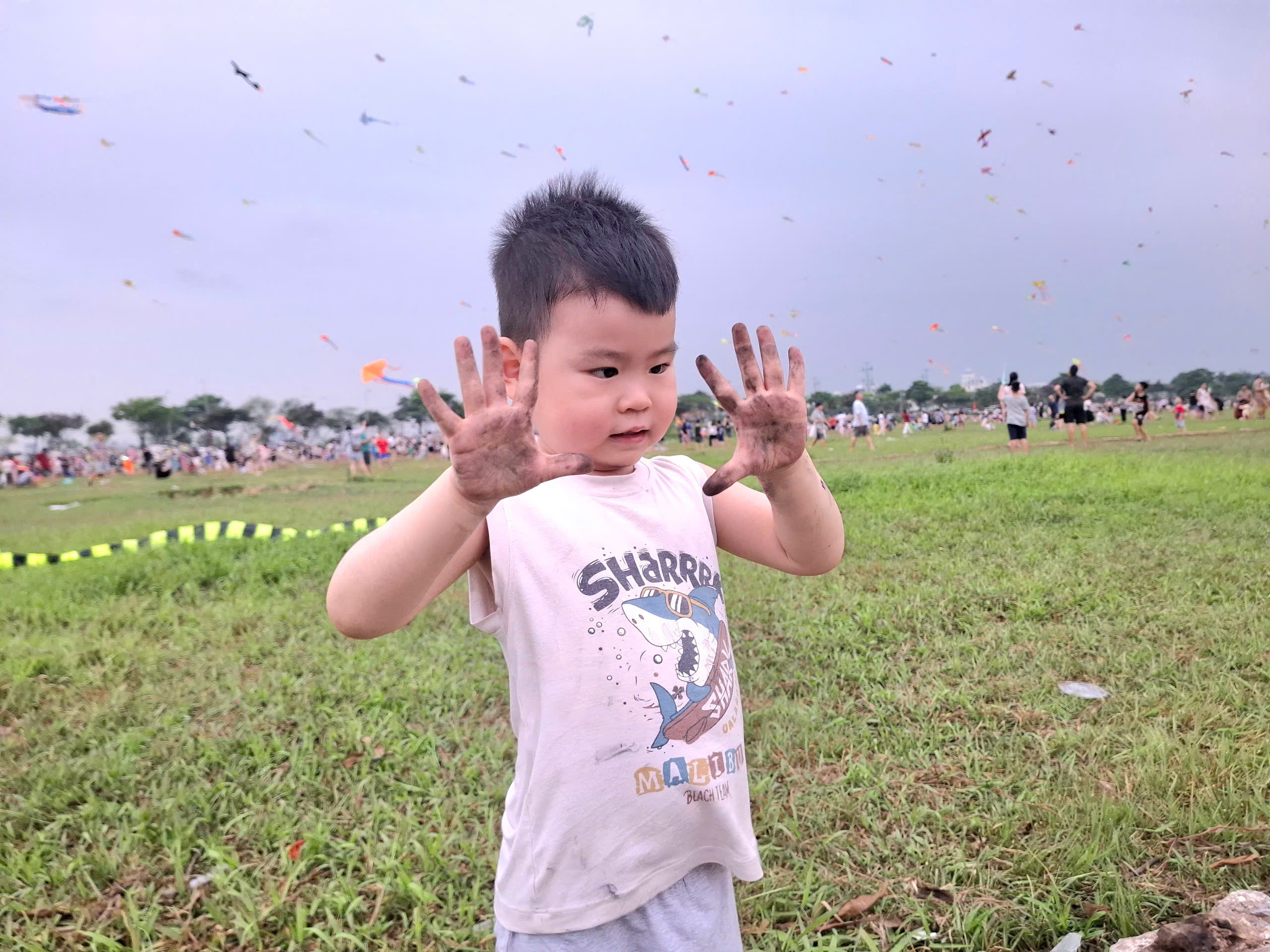 Thả diều - thú vui 'gây nghiện' mới của nhiều người Hà Nội: Mưa cũng chơi, tối vẫn đông kín bãi- Ảnh 4.