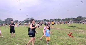 Thả diều – thú vui ‘gây nghiện’ mới của nhiều người Hà Nội: Mưa cũng chơi, tối vẫn đông kín bãi