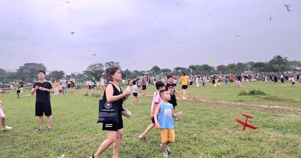 Thả diều – thú vui ‘gây nghiện’ mới của nhiều người Hà Nội: Mưa cũng chơi, tối vẫn đông kín bãi
