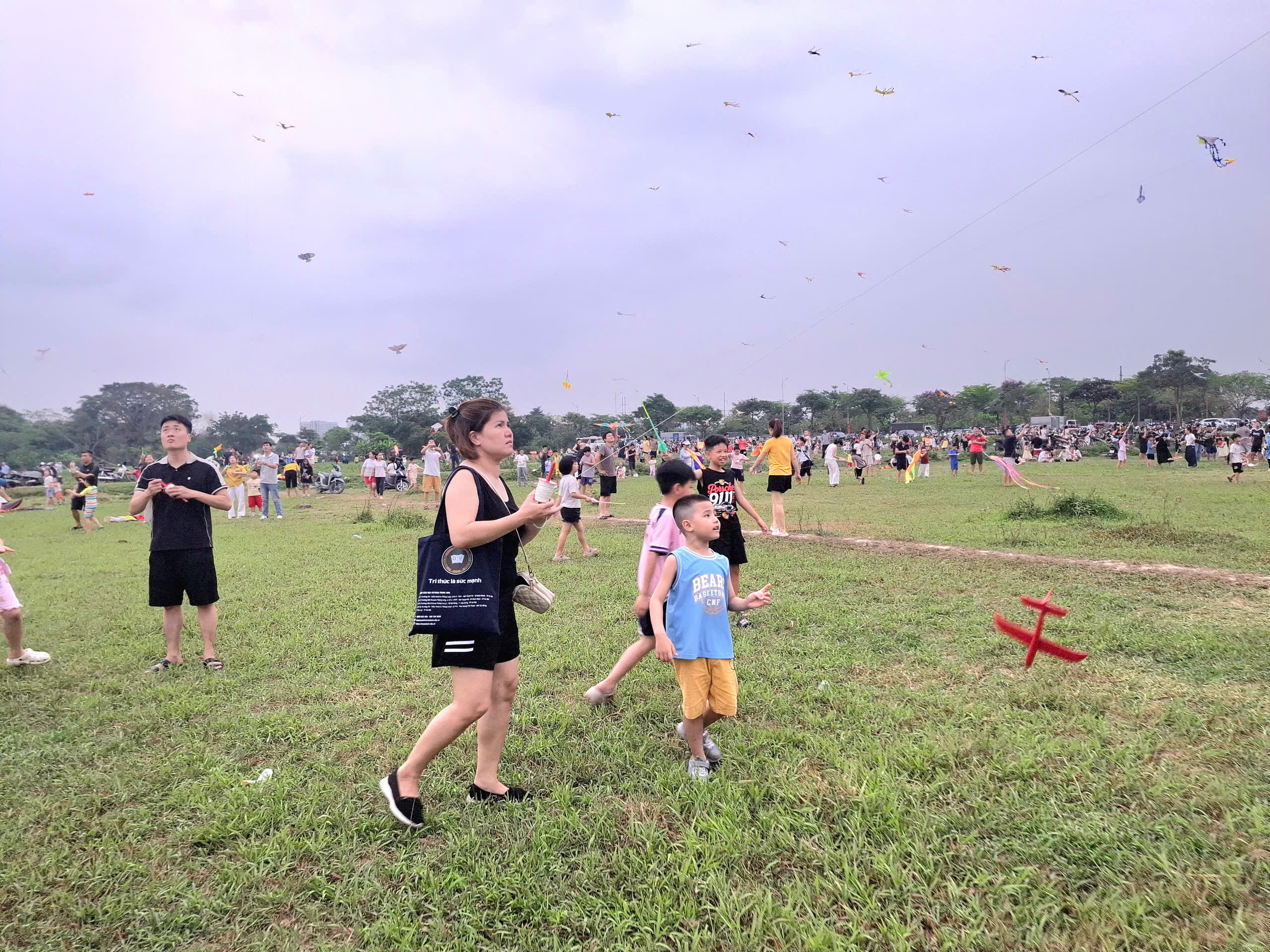 Thả diều - thú vui 'gây nghiện' mới của nhiều người Hà Nội: Mưa cũng chơi, tối vẫn đông kín bãi- Ảnh 3.