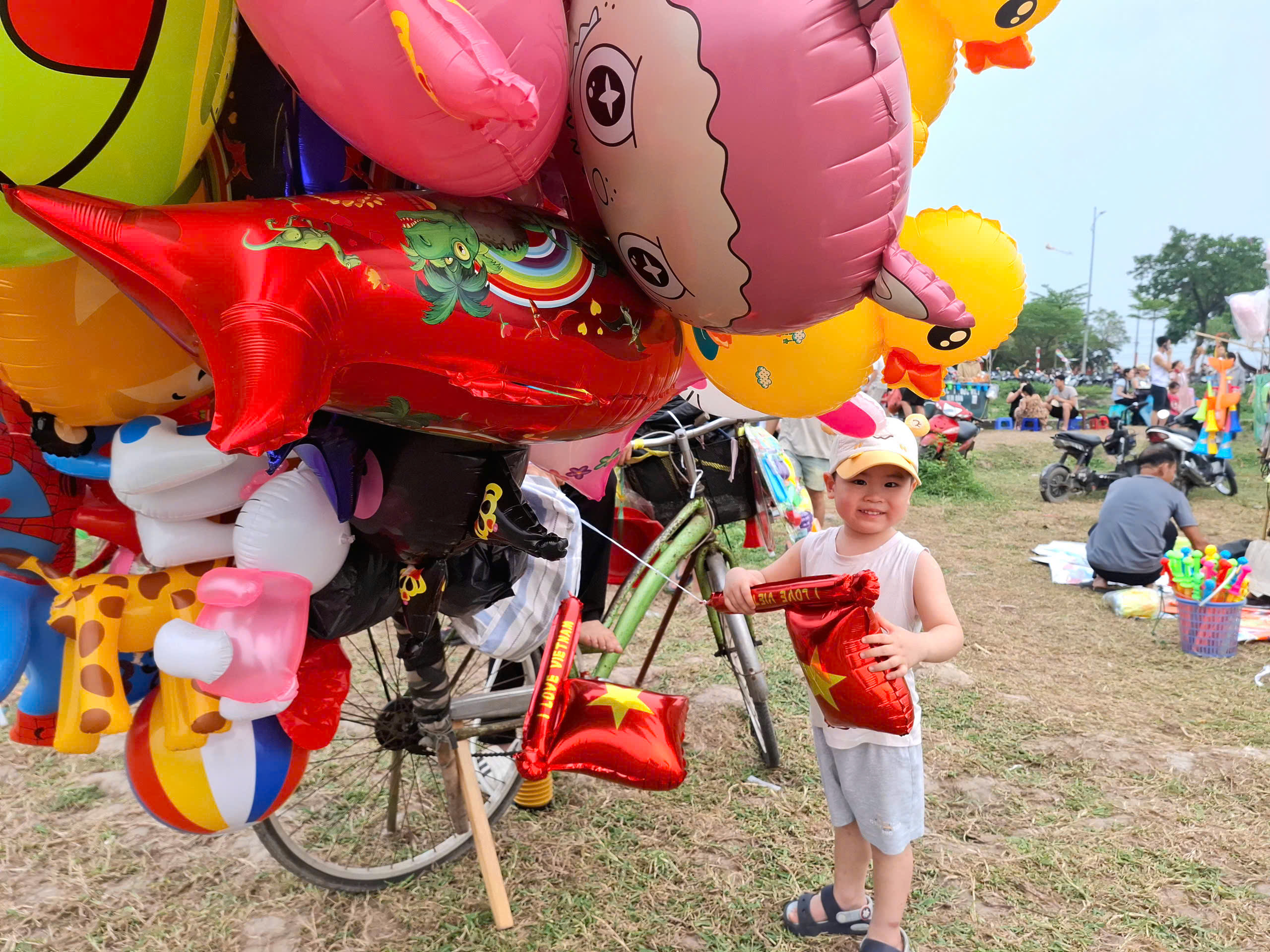 Thả diều - thú vui 'gây nghiện' mới của nhiều người Hà Nội: Mưa cũng chơi, tối vẫn đông kín bãi- Ảnh 7.