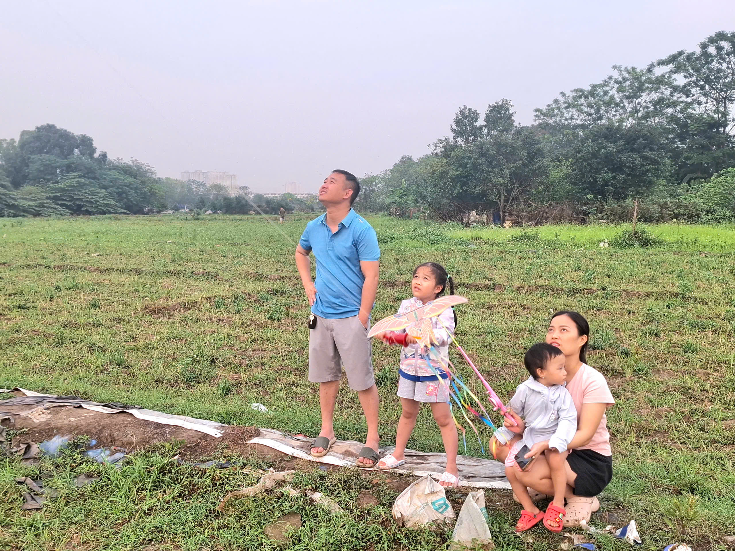 Thả diều - thú vui 'gây nghiện' mới của nhiều người Hà Nội: Mưa cũng chơi, tối vẫn đông kín bãi- Ảnh 5.