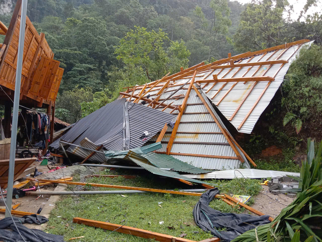 Lốc cuốn sập nhà sàn, một học sinh lớp 7 tử vong- Ảnh 3.