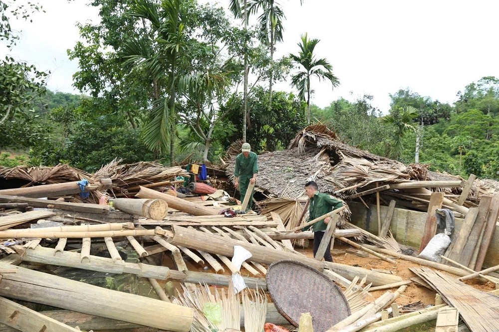 Lốc cuốn sập nhà sàn, một học sinh lớp 7 tử vong- Ảnh 1.