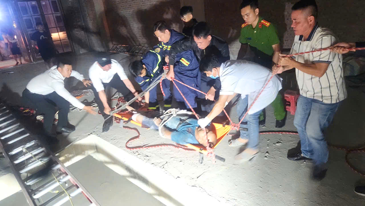 Bị ngã dưới tầng hầm sâu, người đàn ông may mắn được công an cứu sống- Ảnh 2.