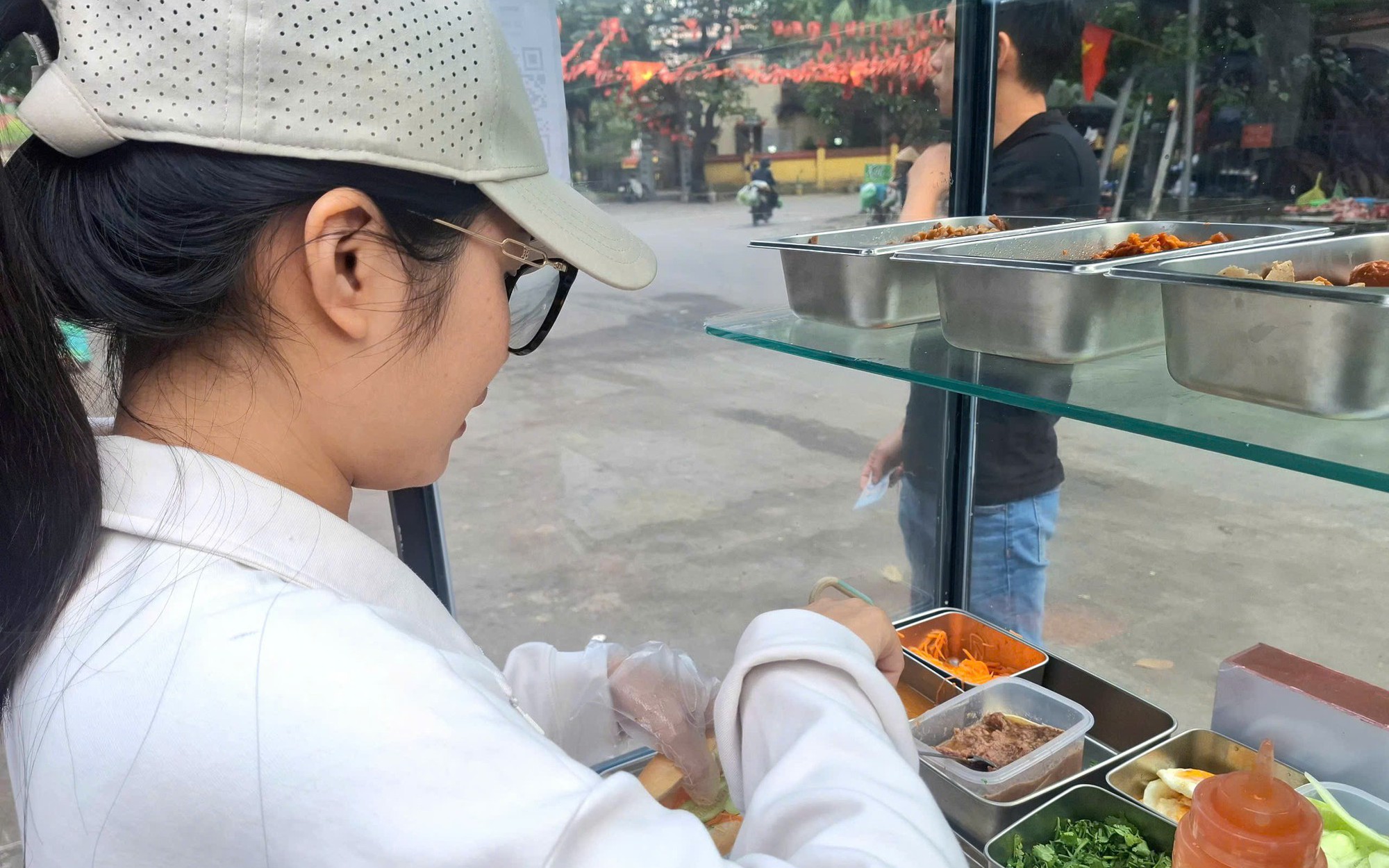Đề xuất phạt tới 4 triệu đồng nếu để móng tay dài khi bán đồ ăn: Người bán lo lắng, người dân ủng hộ