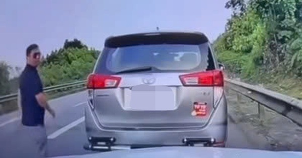 Không được nhường đường, nam tài xế chặn đầu xe ô tô giữa cao tốc