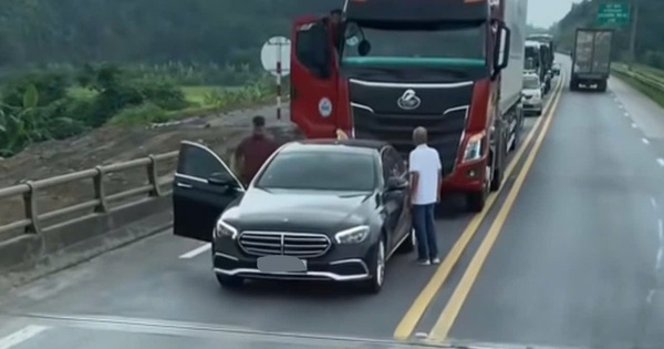 Xác minh vụ ô tô Mercedes dừng giữa cao tốc, chặn xe đầu kéo để ‘lời qua tiếng lại’