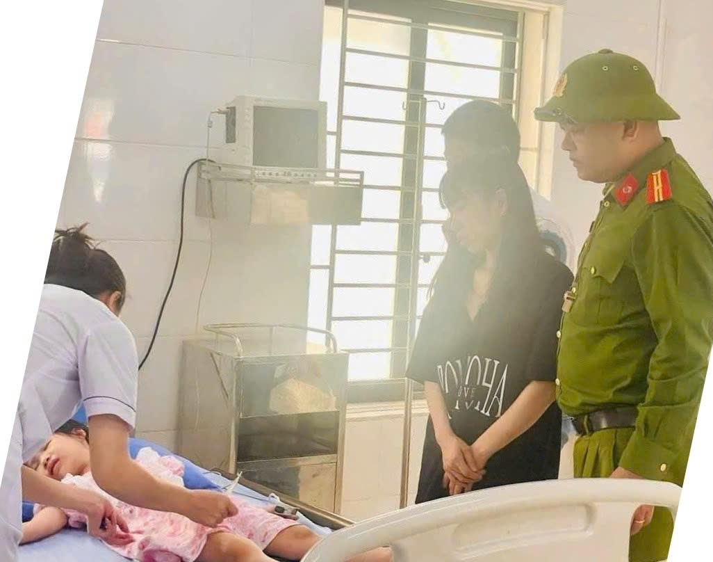 Cấp cứu bé gái ngất xỉu khi đợi phà đi Cát Bà dịp nghỉ lễ- Ảnh 1. Cấp cứu bé gái ngất xỉu khi đợi phà đi Cát Bà dịp nghỉ lễ- Ảnh 1.