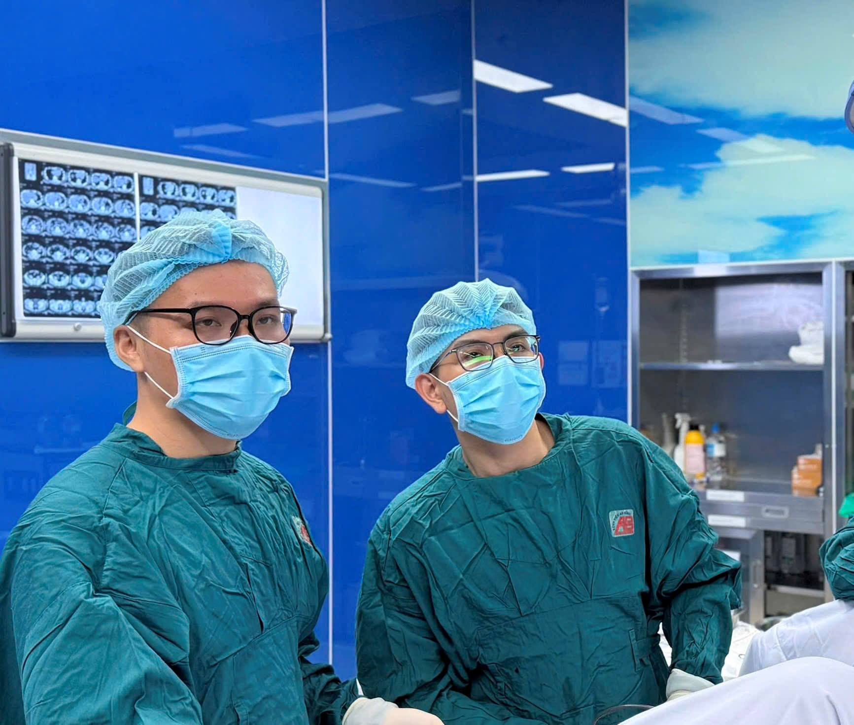 Cảm giác nặng bìu, đau âm ỉ tinh hoàn có thể mắc giãn tĩnh mạch thừng tinh cần khám ngay- Ảnh 1.