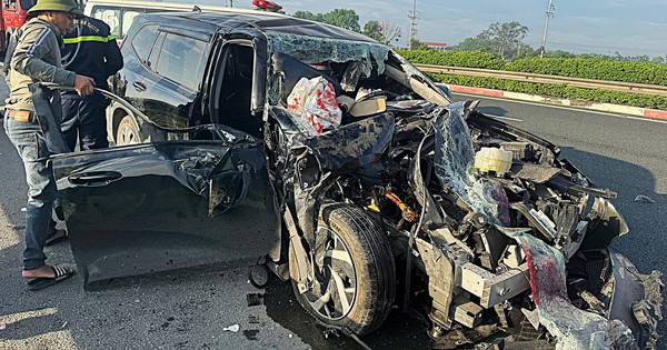 Ô tô biến dạng sau tai nạn trên cao tốc, 1 người mắc kẹt được giải cứu