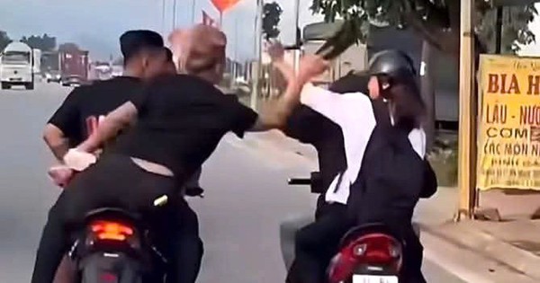 Bức xúc clip nhóm thanh niên ‘kẹp 3’ vi phạm hàng loạt lỗi, cầm dép đánh người đi đường